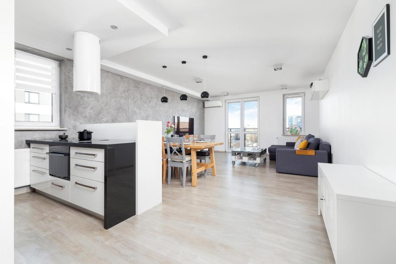 Avia Apartment Three Bedroom Two Balcony Ac & Parking By Noclegi Renters Krakow Exterior photo