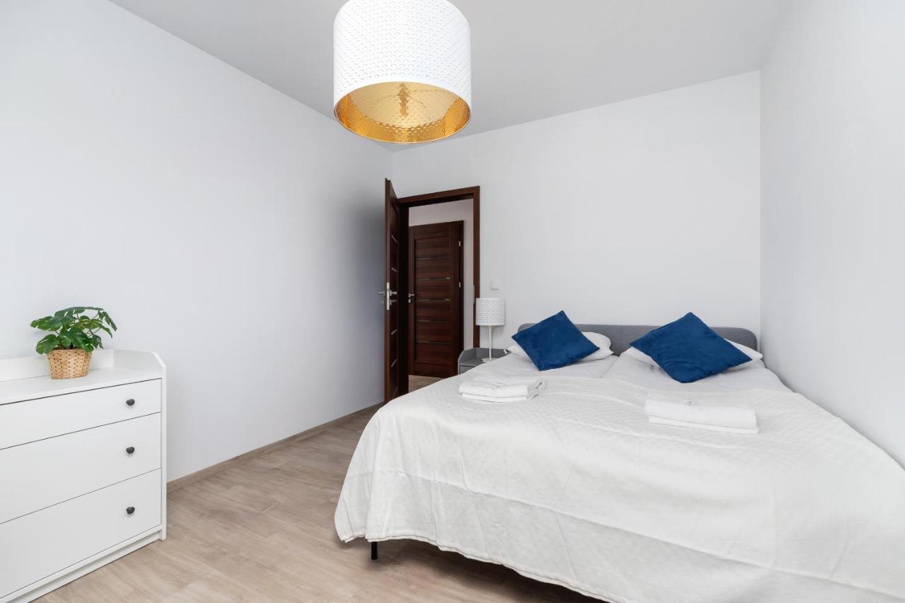 Avia Apartment Three Bedroom Two Balcony Ac & Parking By Noclegi Renters Krakow Exterior photo