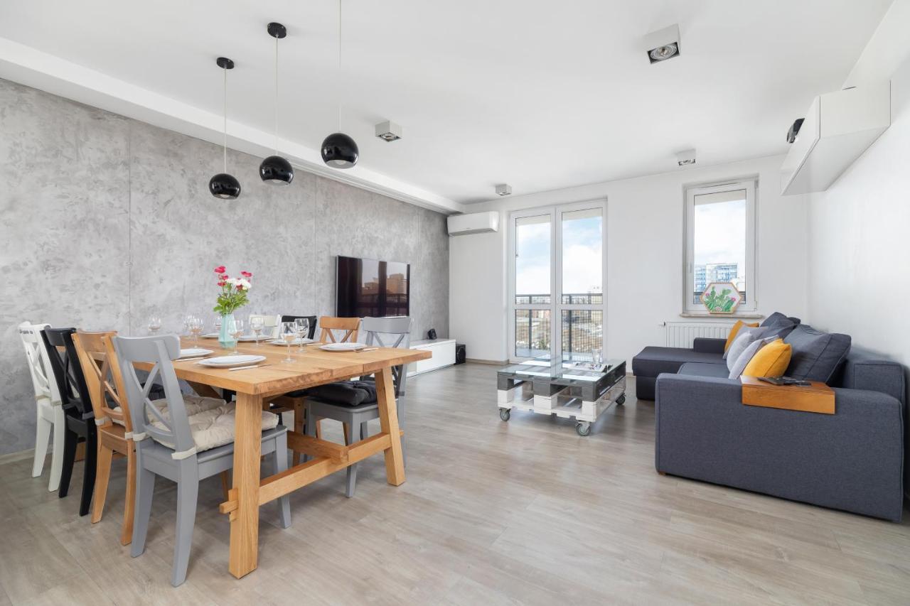 Avia Apartment Three Bedroom Two Balcony Ac & Parking By Noclegi Renters Krakow Exterior photo