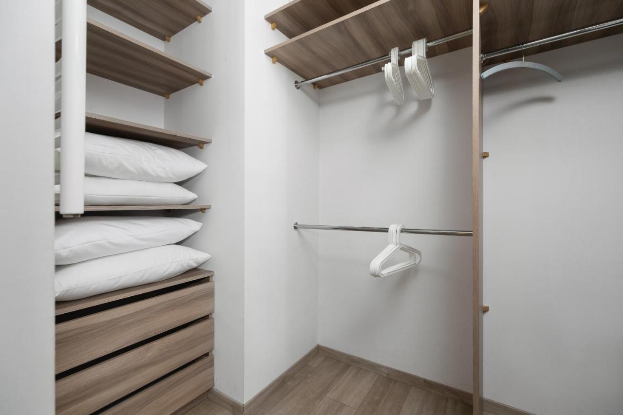 Avia Apartment Three Bedroom Two Balcony Ac & Parking By Noclegi Renters Krakow Exterior photo