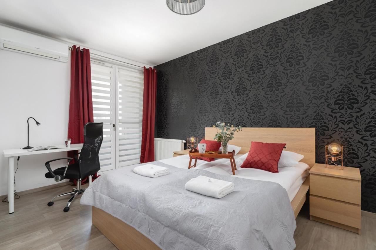 Avia Apartment Three Bedroom Two Balcony Ac & Parking By Noclegi Renters Krakow Exterior photo