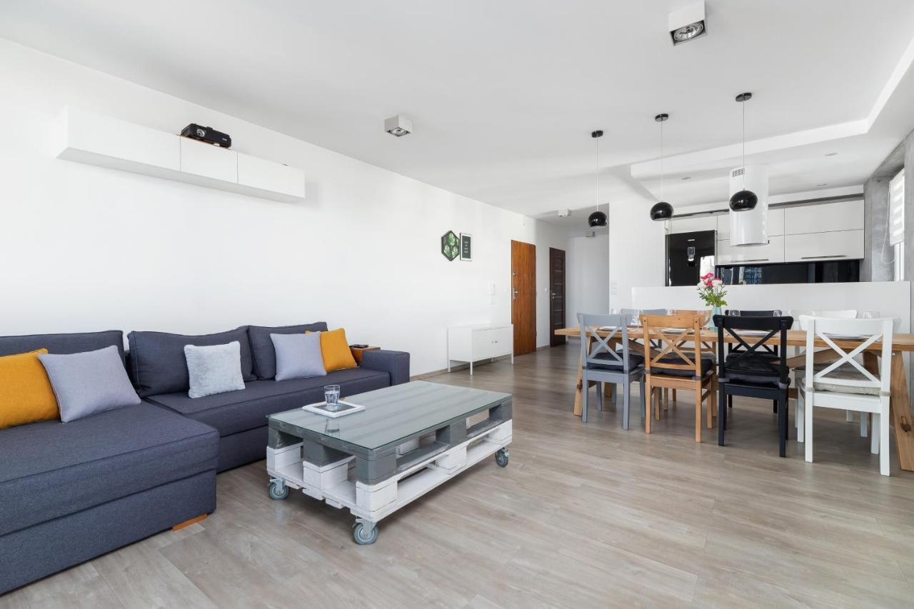 Avia Apartment Three Bedroom Two Balcony Ac & Parking By Noclegi Renters Krakow Exterior photo