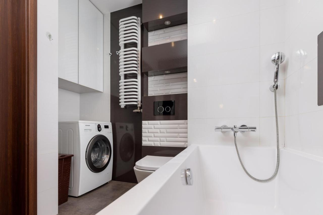 Avia Apartment Three Bedroom Two Balcony Ac & Parking By Noclegi Renters Krakow Exterior photo