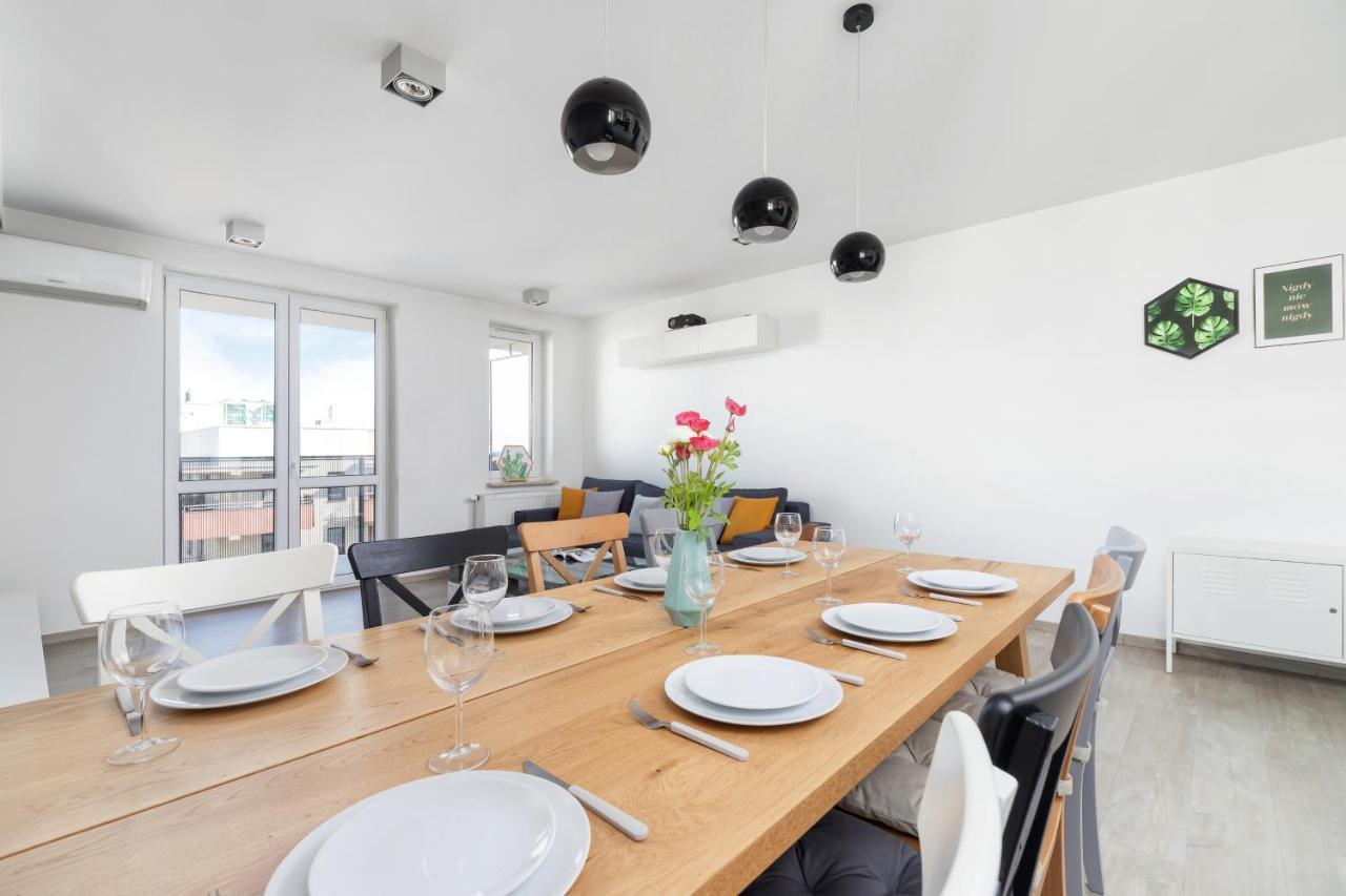 Avia Apartment Three Bedroom Two Balcony Ac & Parking By Noclegi Renters Krakow Exterior photo