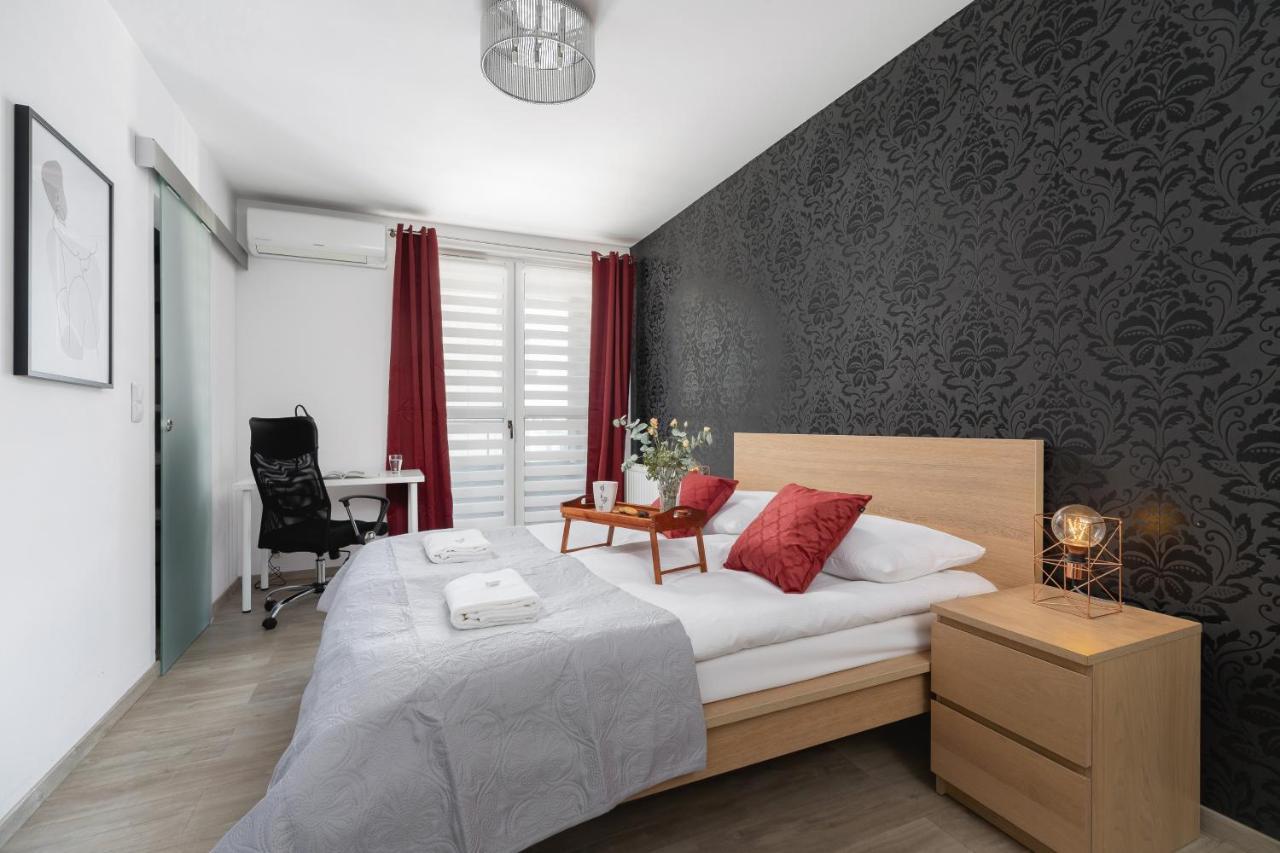 Avia Apartment Three Bedroom Two Balcony Ac & Parking By Noclegi Renters Krakow Exterior photo