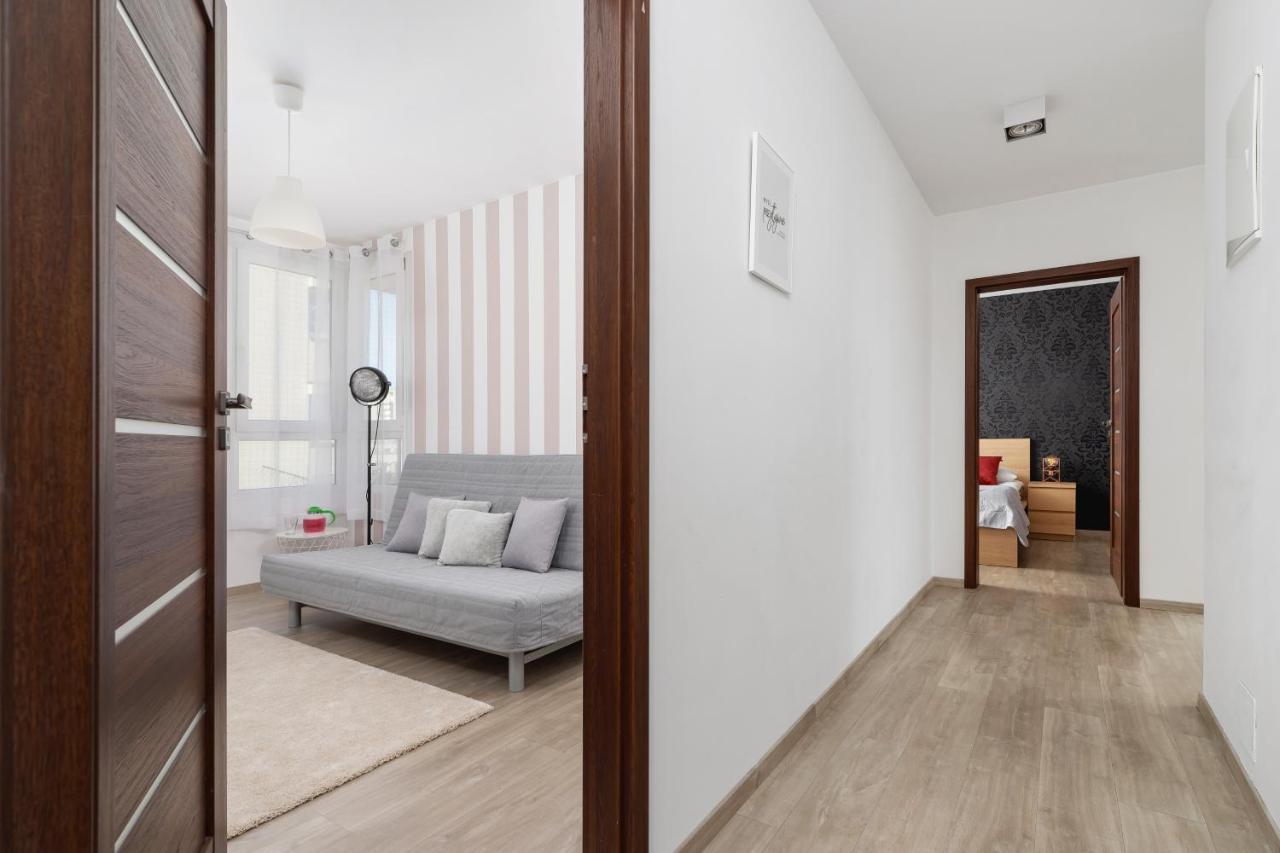 Avia Apartment Three Bedroom Two Balcony Ac & Parking By Noclegi Renters Krakow Exterior photo