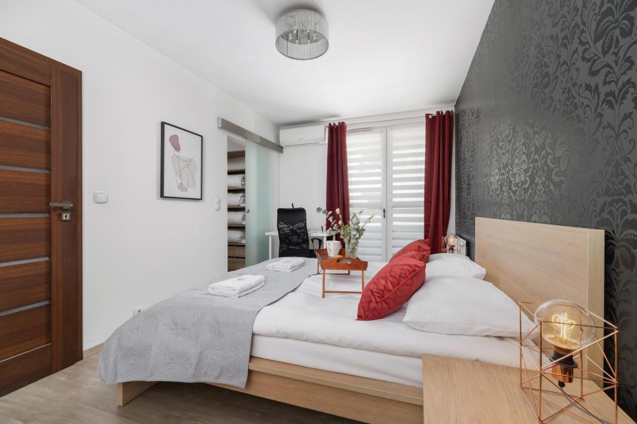 Avia Apartment Three Bedroom Two Balcony Ac & Parking By Noclegi Renters Krakow Exterior photo