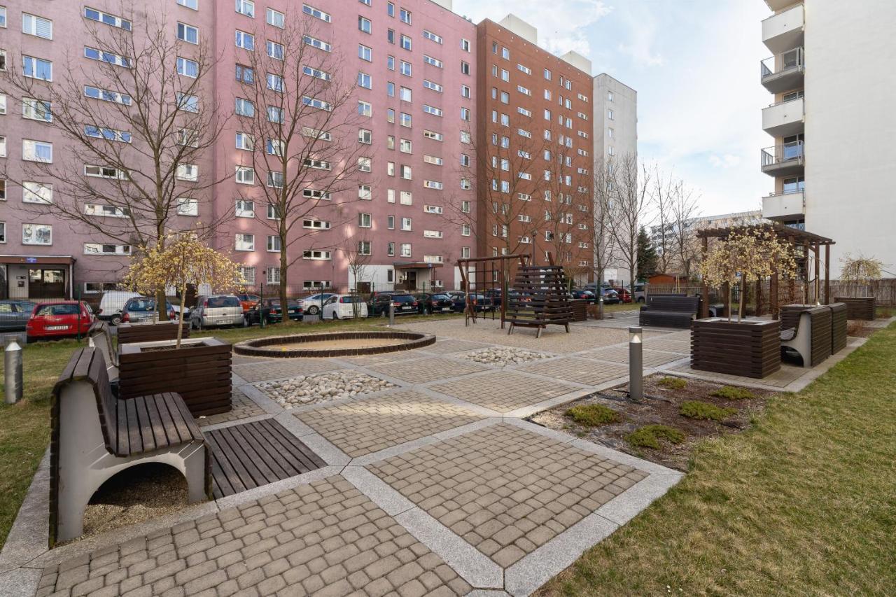 Avia Apartment Three Bedroom Two Balcony Ac & Parking By Noclegi Renters Krakow Exterior photo